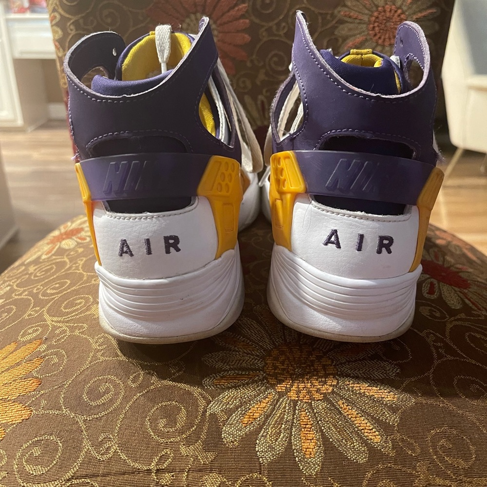 Air Huarache by Nike. Size 8 (M)and 9.5 (W). Colors are White, Purple and Gold.